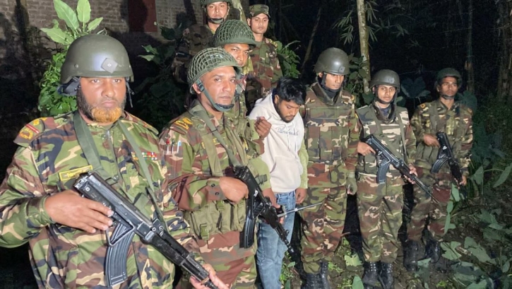 শাজাহানপুরে সেনাবাহিনীর অভিযান: জার্মান অস্ত্রসহ যুবক আটক